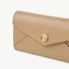 Cartera larga tipo sobre con solapa en piel granulada