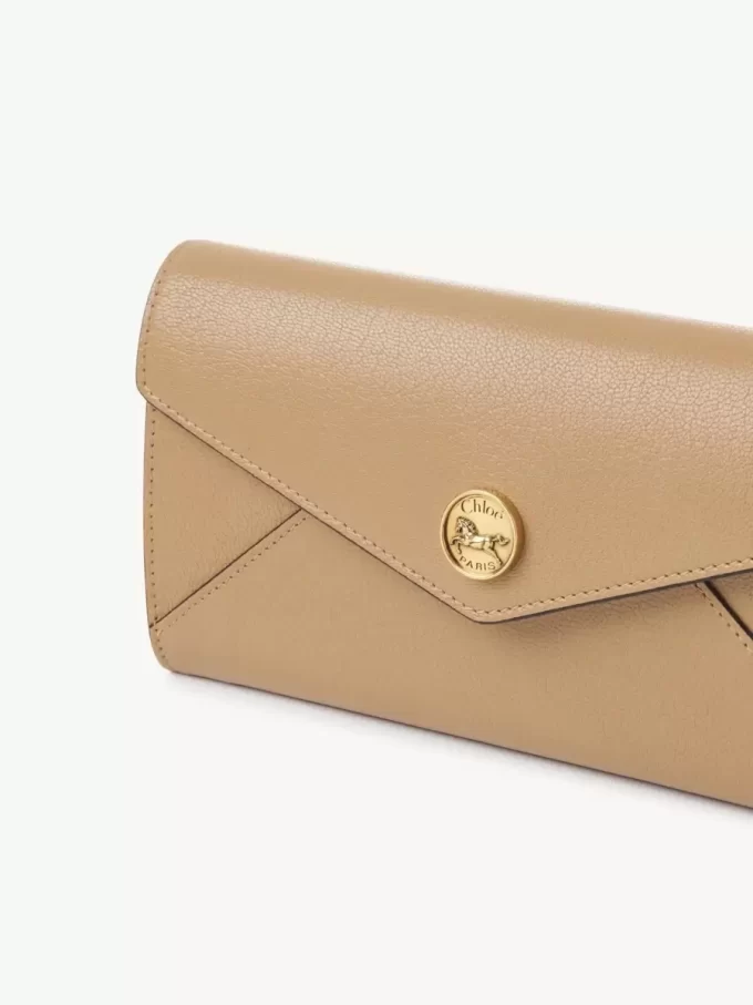Cartera larga tipo sobre con solapa en piel granulada