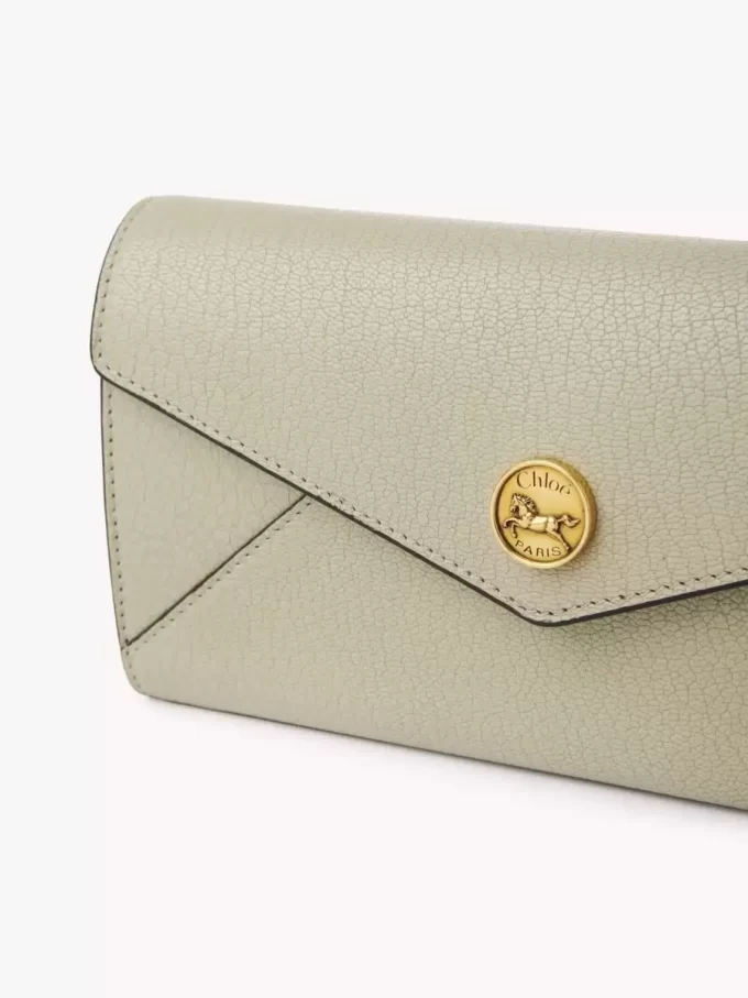 Cartera larga tipo sobre con solapa en piel granulada