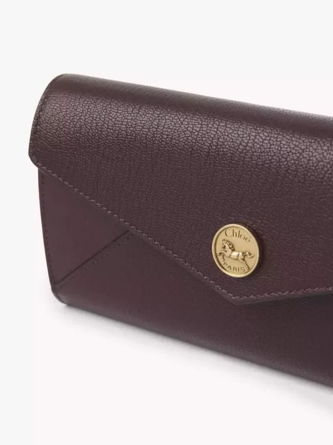 Cartera larga tipo sobre con solapa en piel granulada