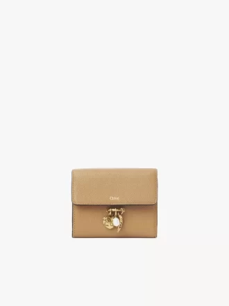 Cartera pequeña Chloé Charms de tres pliegues en piel granulada