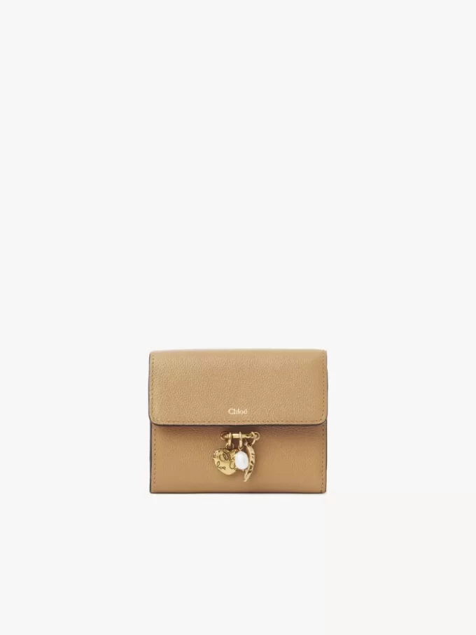 Cartera pequeña Chloé Charms de tres pliegues en piel granulada