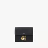 Cartera pequeña Chloé Charms de tres pliegues en piel granulada