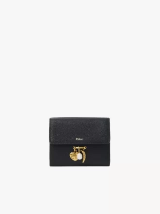 Cartera pequeña Chloé Charms de tres pliegues en piel granulada