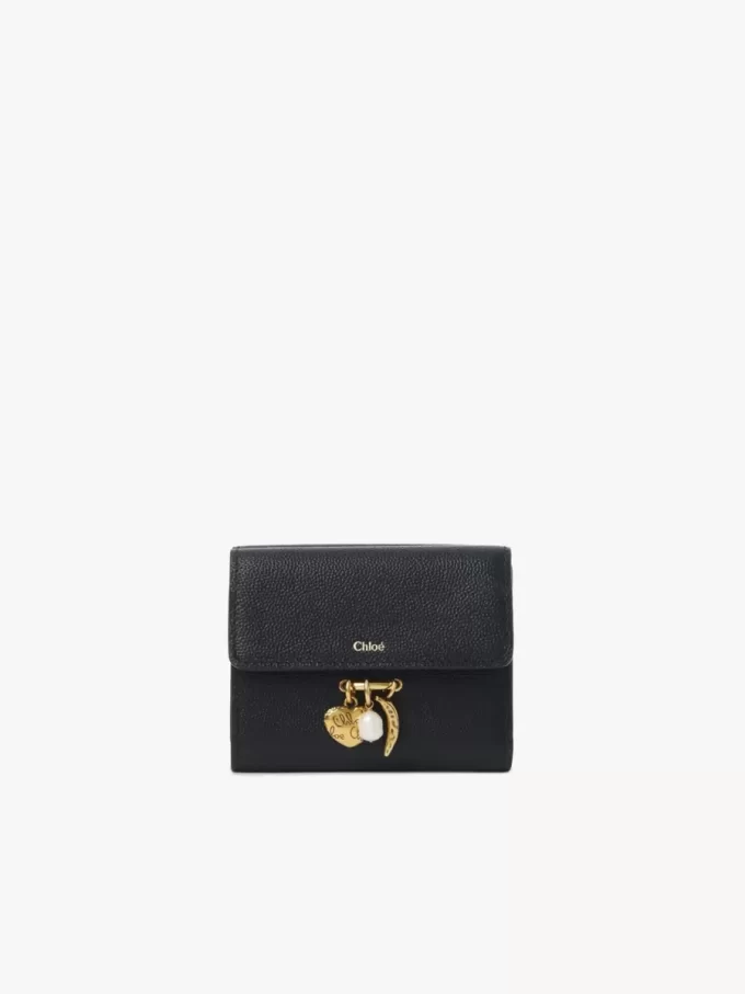 Cartera pequeña Chloé Charms de tres pliegues en piel granulada