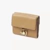 Cartera pequeña Chloé Charms de tres pliegues en piel granulada