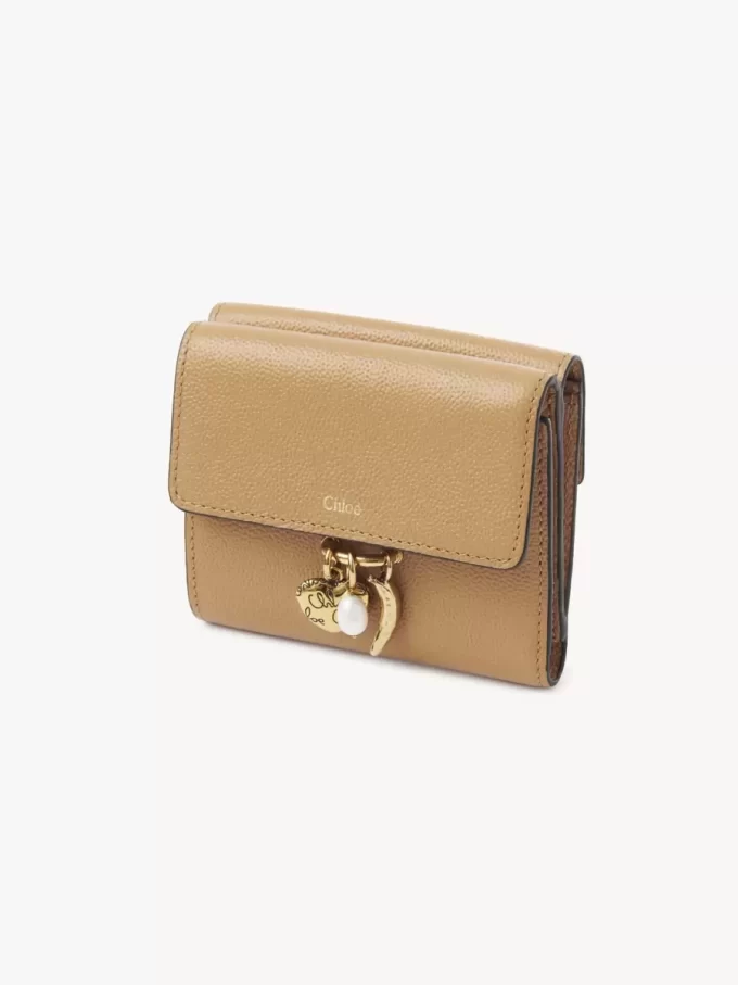 Cartera pequeña Chloé Charms de tres pliegues en piel granulada