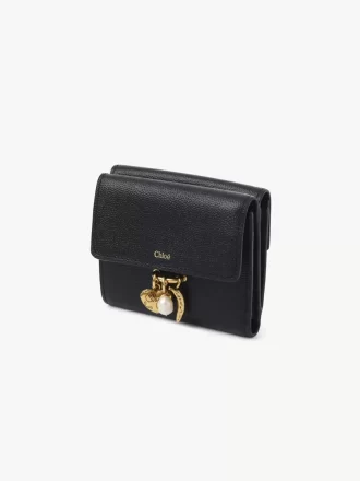 Cartera pequeña Chloé Charms de tres pliegues en piel granulada