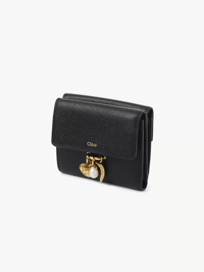 Cartera pequeña Chloé Charms de tres pliegues en piel granulada