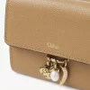 Cartera pequeña Chloé Charms de tres pliegues en piel granulada