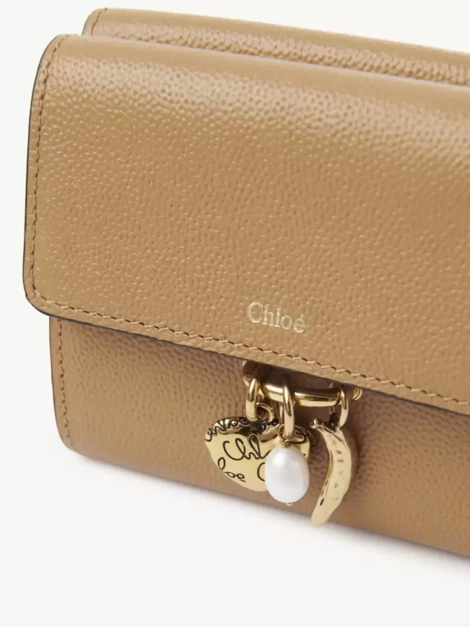 Cartera pequeña Chloé Charms de tres pliegues en piel granulada