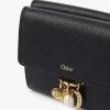 Cartera pequeña Chloé Charms de tres pliegues en piel granulada