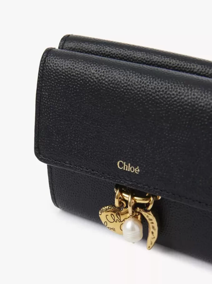 Cartera pequeña Chloé Charms de tres pliegues en piel granulada