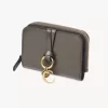 Cartera plegable con alfabeto en piel brillante Cartera plegable con alfabeto en piel brillante