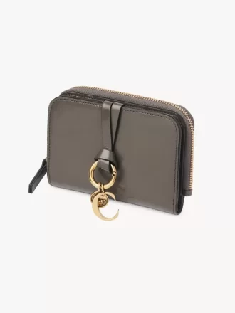 Cartera plegable con alfabeto en piel brillante Cartera plegable con alfabeto en piel brillante