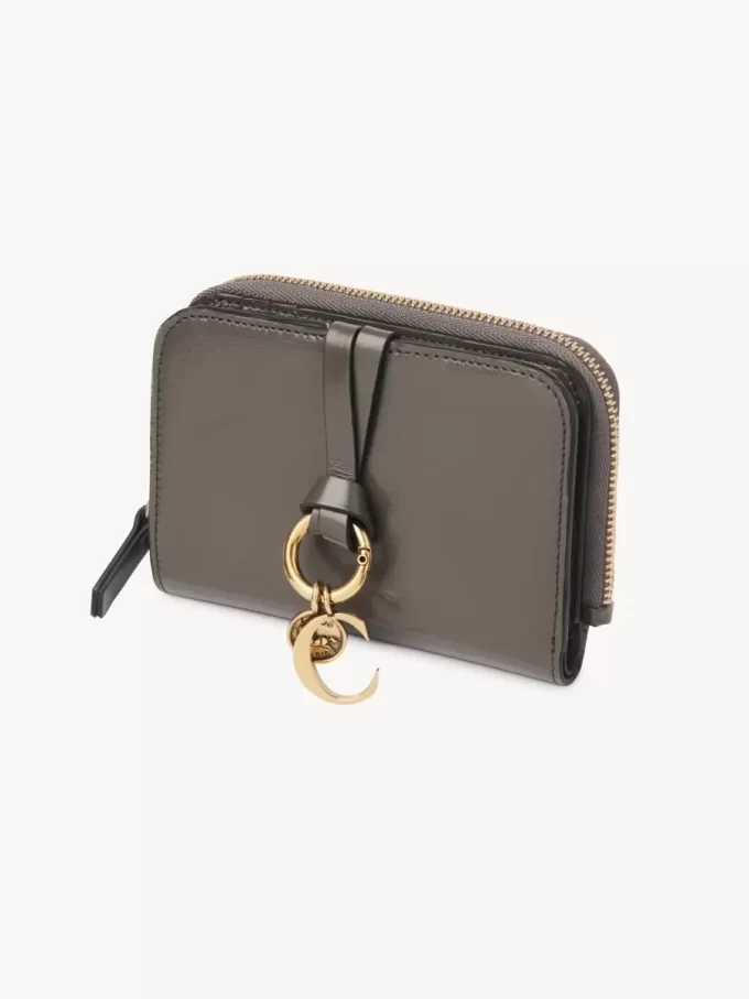 Cartera plegable con alfabeto en piel brillante Cartera plegable con alfabeto en piel brillante