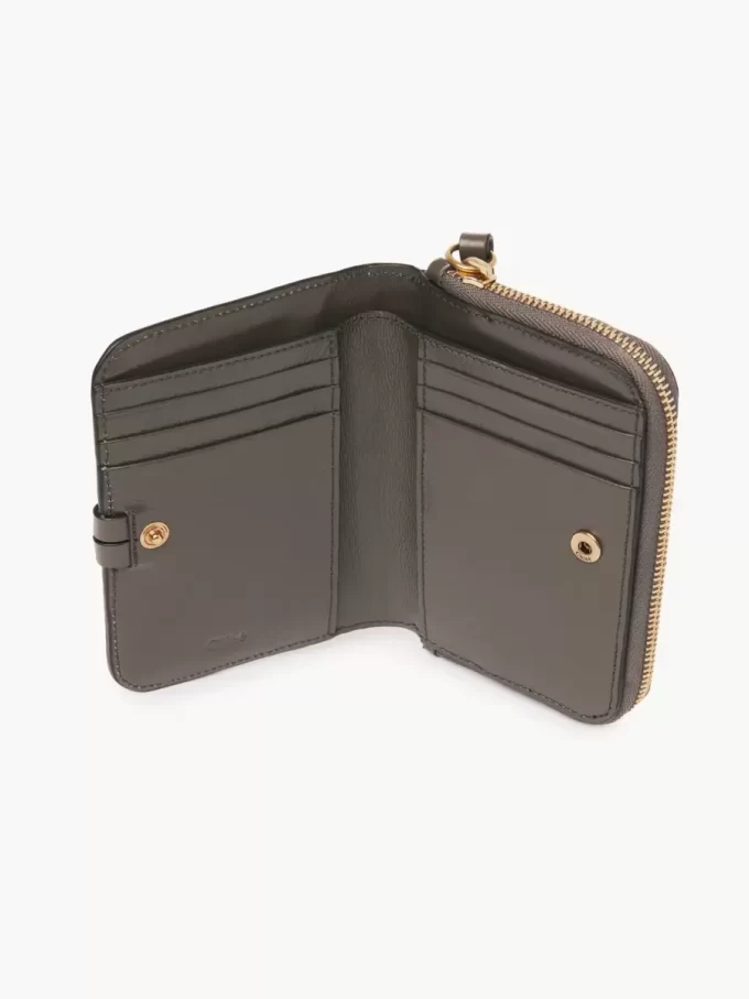 Cartera plegable con alfabeto en piel brillante Cartera plegable con alfabeto en piel brillante