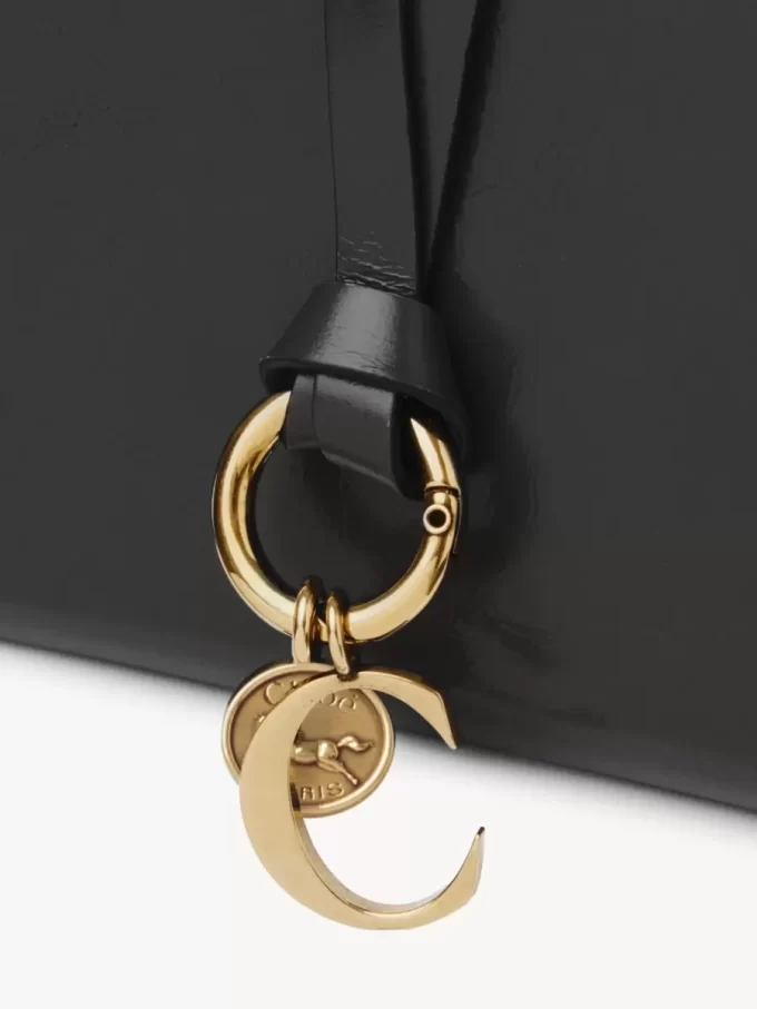 Cartera plegable con alfabeto en piel brillante Cartera plegable con alfabeto en piel brillante