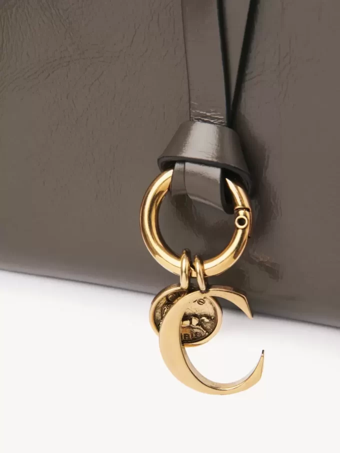 Cartera plegable con alfabeto en piel brillante Cartera plegable con alfabeto en piel brillante