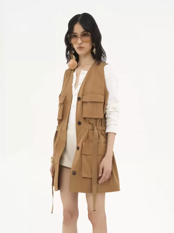 Chaleco utilitario en gabardina ligera de algodón Chaleco utilitario en gabardina ligera de algodón