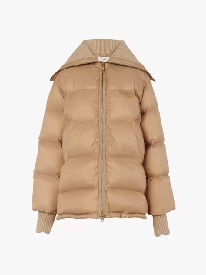 Chaqueta acolchada de cuello alto en nailon brillante