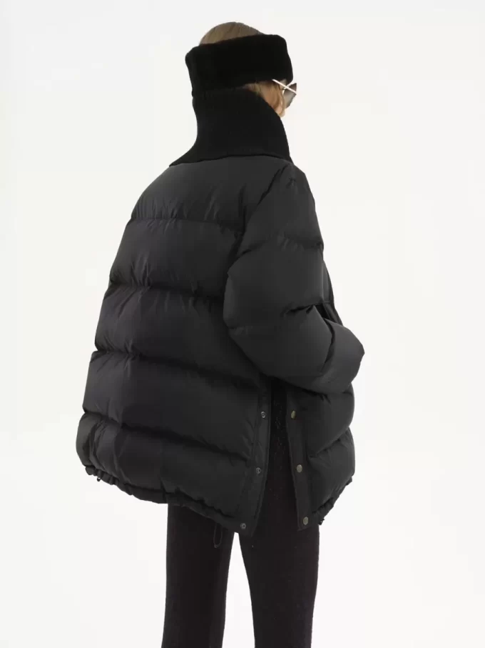 Chaqueta acolchada de cuello alto en nailon brillante