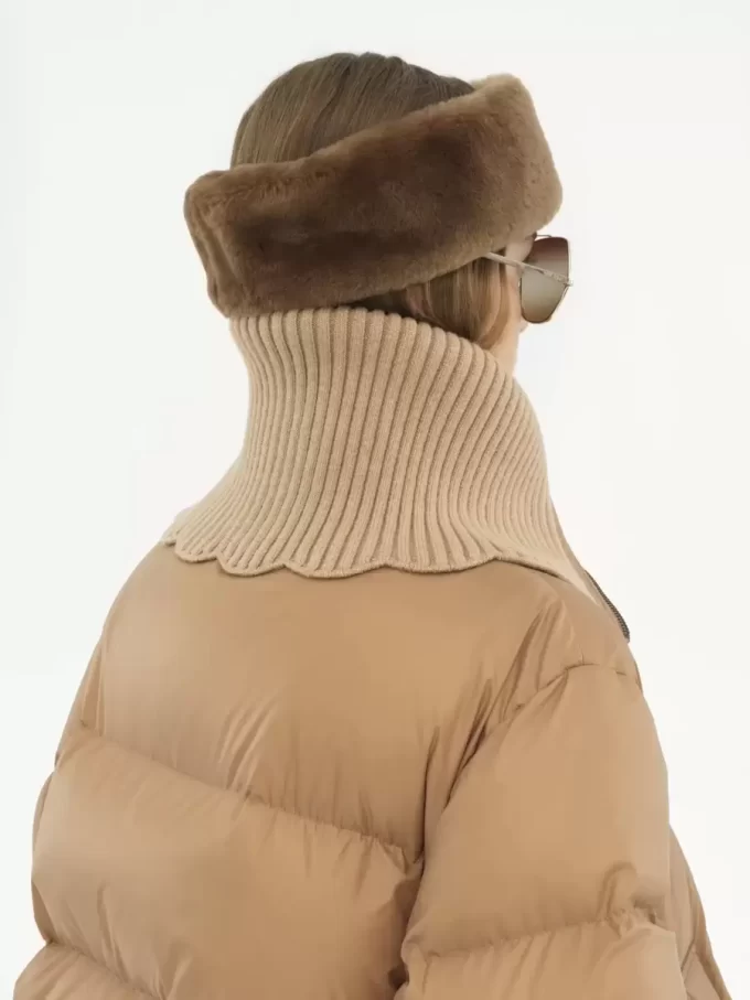 Chaqueta acolchada de cuello alto en nailon brillante