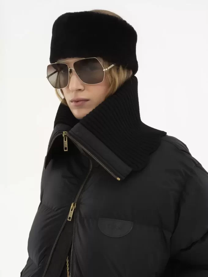 Chaqueta acolchada de cuello alto en nailon brillante