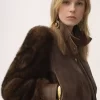 Chaqueta corta de cuello alto en piel Chaqueta corta de cuello alto en piel