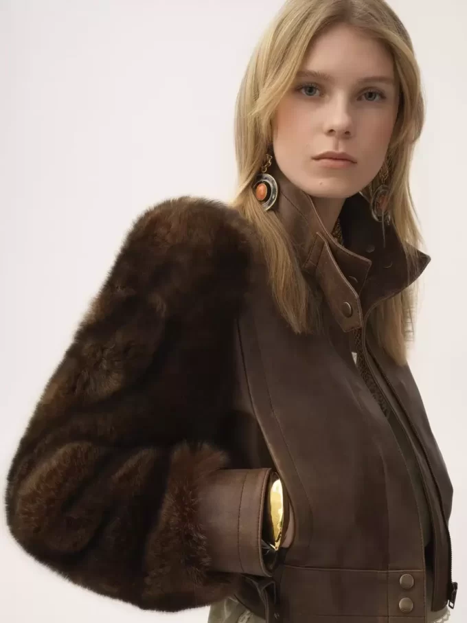 Chaqueta corta de cuello alto en piel Chaqueta corta de cuello alto en piel