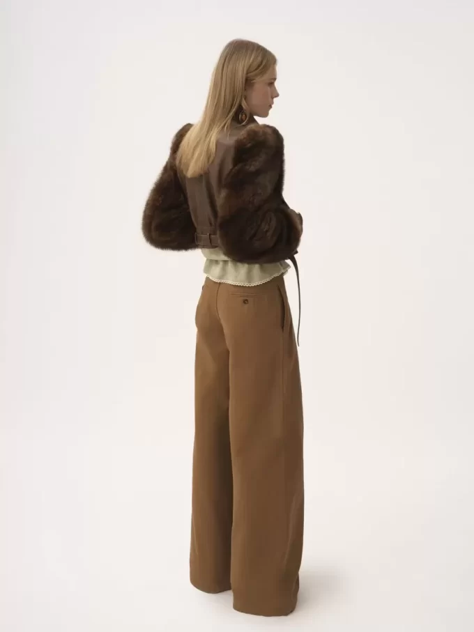 Chaqueta corta de cuello alto en piel Chaqueta corta de cuello alto en piel