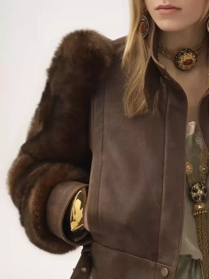 Chaqueta corta de cuello alto en piel Chaqueta corta de cuello alto en piel