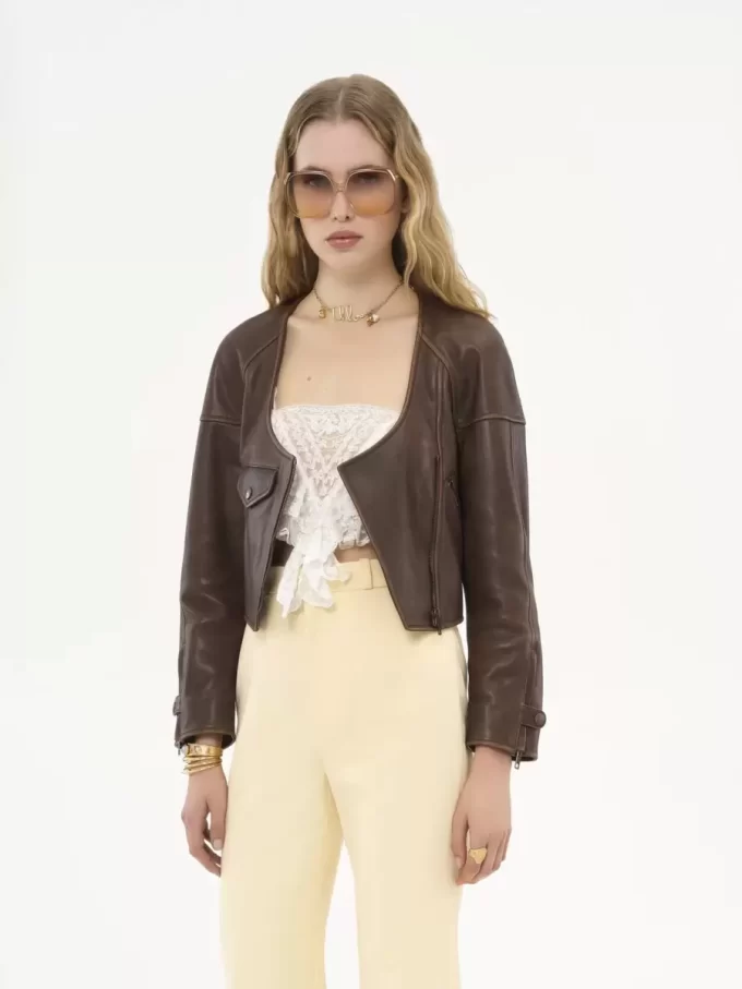 Chaqueta corta de piel con cuello redondo
