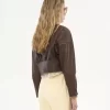 Chaqueta corta de piel con cuello redondo