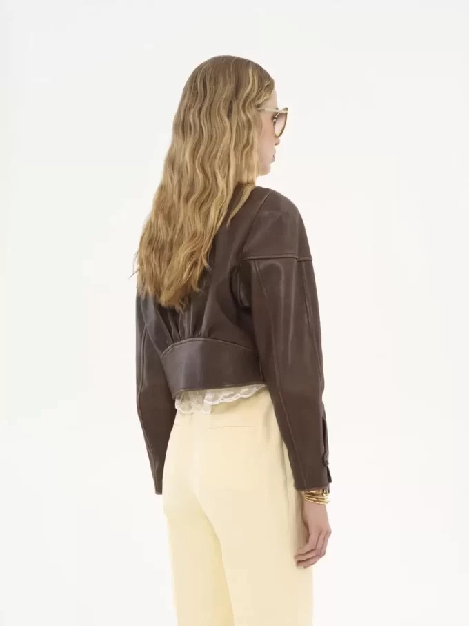 Chaqueta corta de piel con cuello redondo