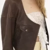 Chaqueta corta de piel con cuello redondo