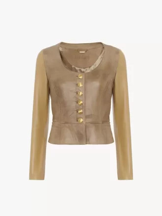 Chaqueta de piel con cuello redondo y cintura ceñida
