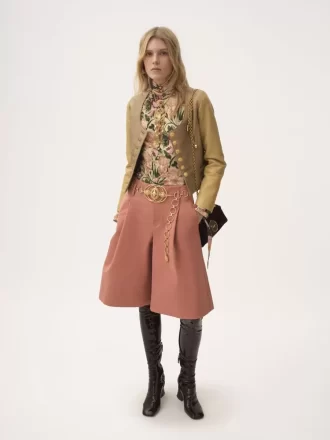 Chaqueta de piel con cuello redondo y cintura ceñida