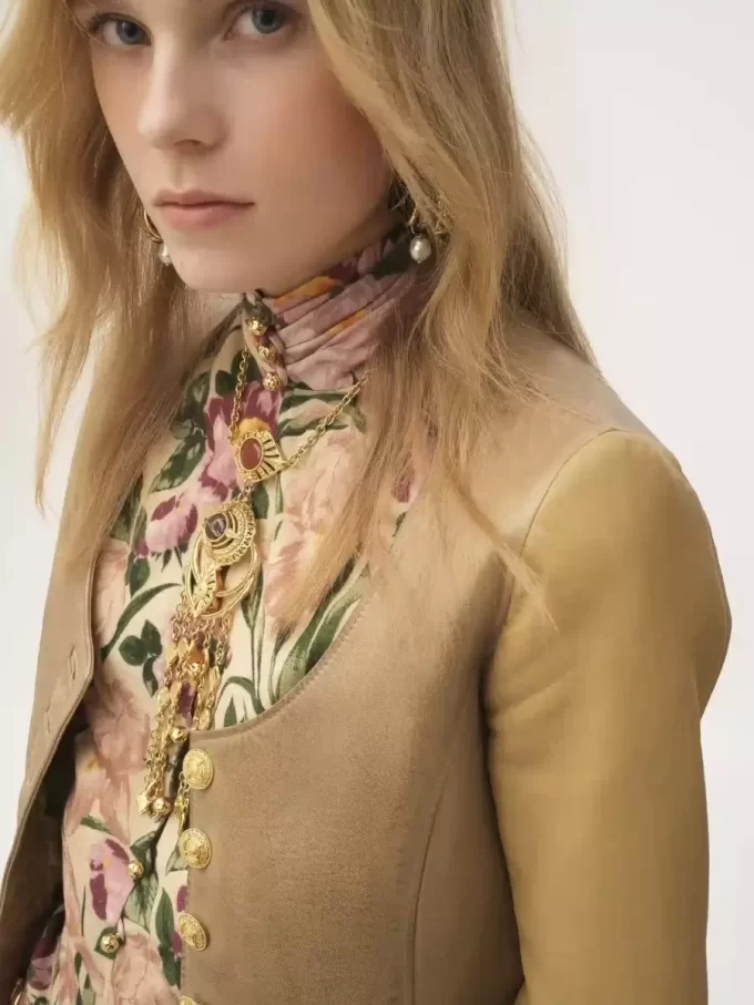 Chaqueta de piel con cuello redondo y cintura ceñida Chaqueta de piel con cuello redondo y cintura ceñida