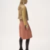 Chaqueta de piel con cuello redondo y cintura ceñida Chaqueta de piel con cuello redondo y cintura ceñida