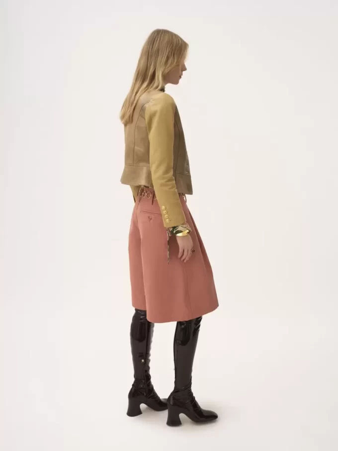 Chaqueta de piel con cuello redondo y cintura ceñida Chaqueta de piel con cuello redondo y cintura ceñida
