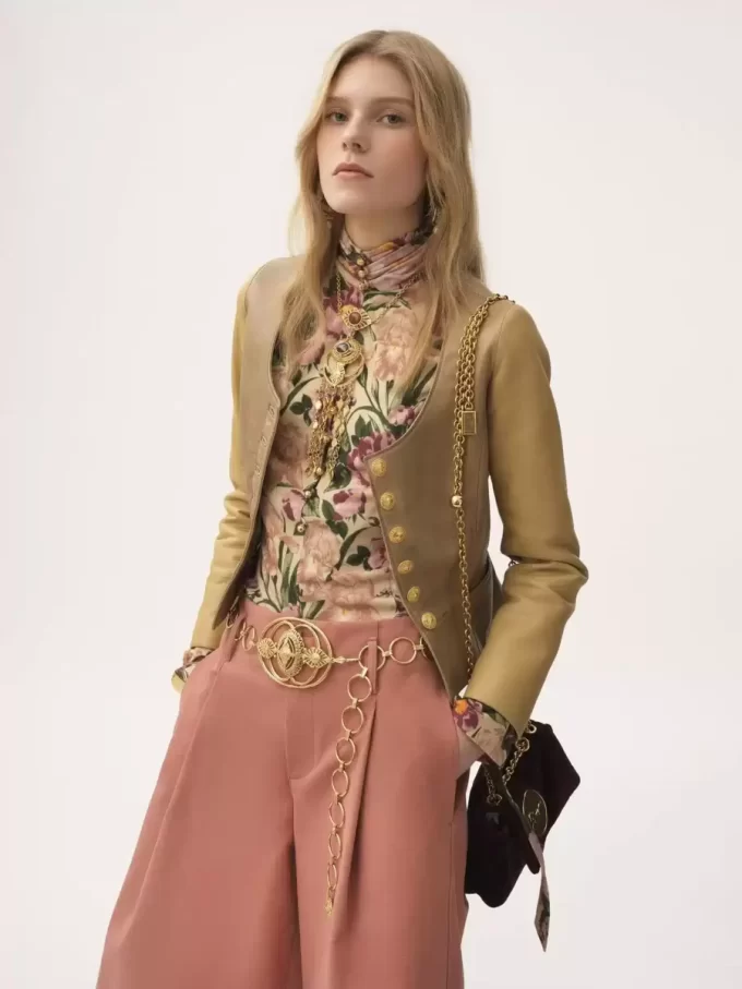 Chaqueta de piel con cuello redondo y cintura ceñida Chaqueta de piel con cuello redondo y cintura ceñida