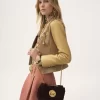 Chaqueta de piel con cuello redondo y cintura ceñida Chaqueta de piel con cuello redondo y cintura ceñida