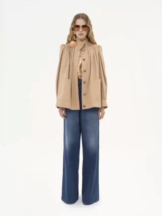 Chaqueta fruncida de cuello alto en gabardina de algodón