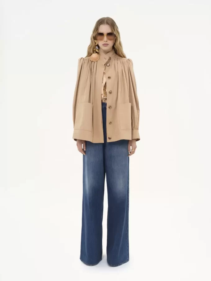 Chaqueta fruncida de cuello alto en gabardina de algodón