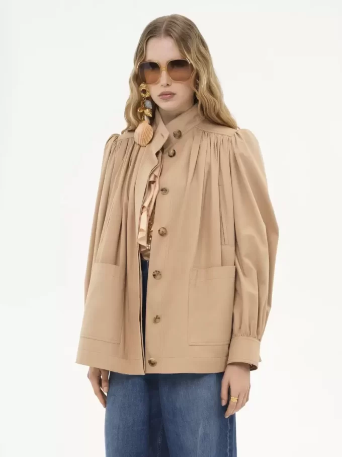 Chaqueta fruncida de cuello alto en gabardina de algodón