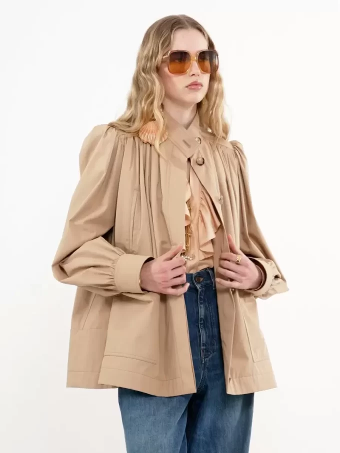 Chaqueta fruncida de cuello alto en gabardina de algodón