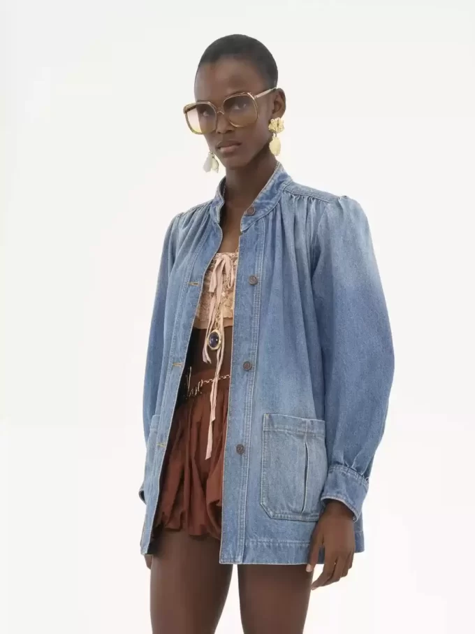Chaqueta vaquera fruncida con cuello alto