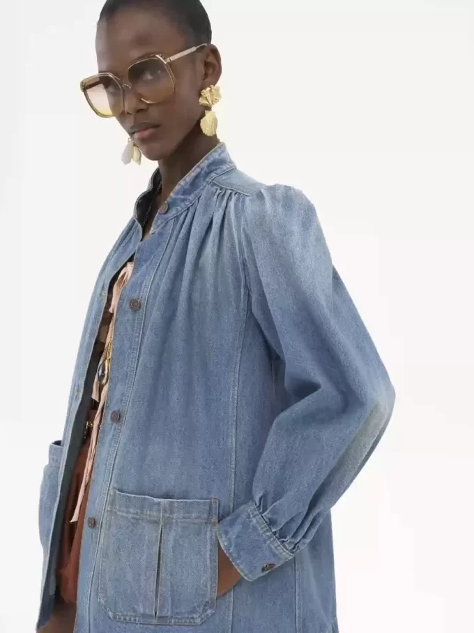 Chaqueta vaquera fruncida con cuello alto