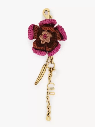 Charm para bolso con forma de flor en rafia y metal